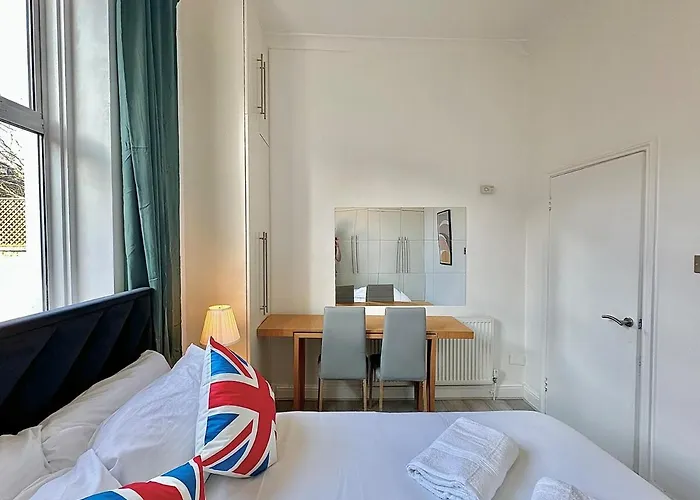 Bright Flat In Maida Hill